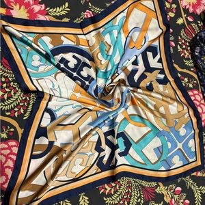 Tory burch neck scarf.